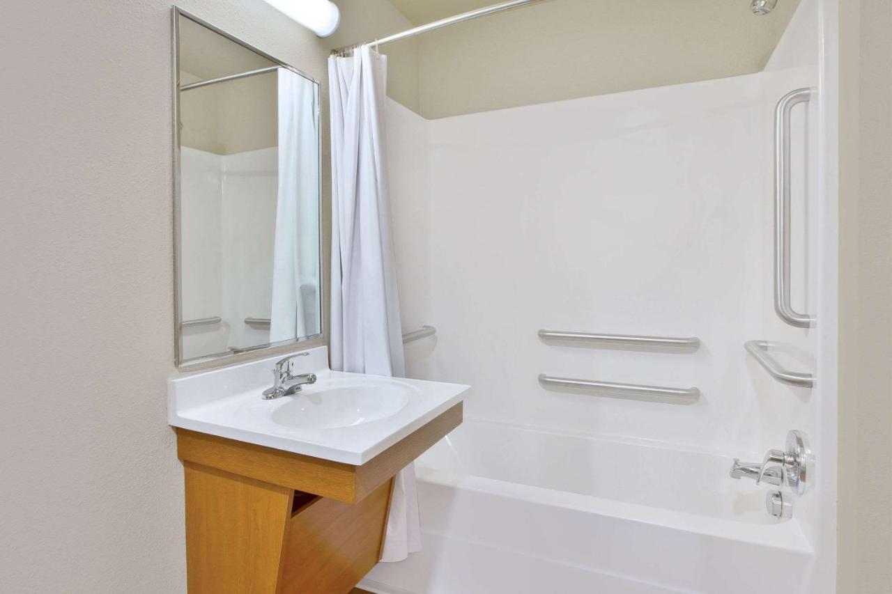 Woodspring Suites Мидланд Екстериор снимка