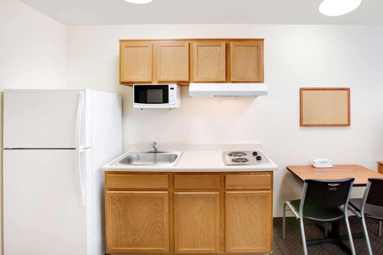 Woodspring Suites Мидланд Екстериор снимка