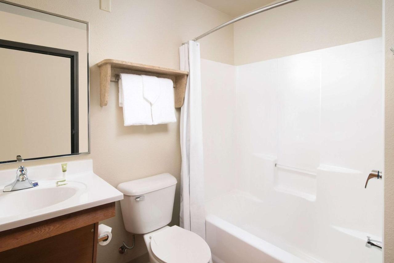 Woodspring Suites Мидланд Екстериор снимка