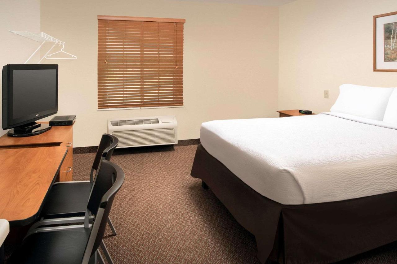 Woodspring Suites Мидланд Екстериор снимка