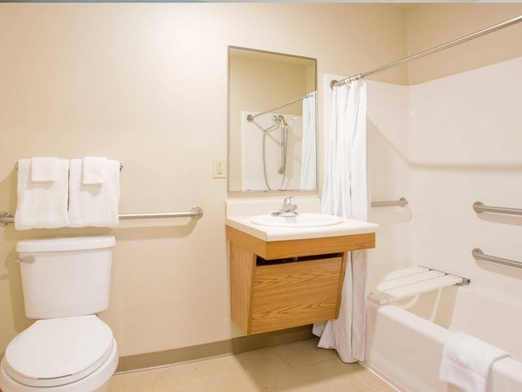 Woodspring Suites Мидланд Екстериор снимка