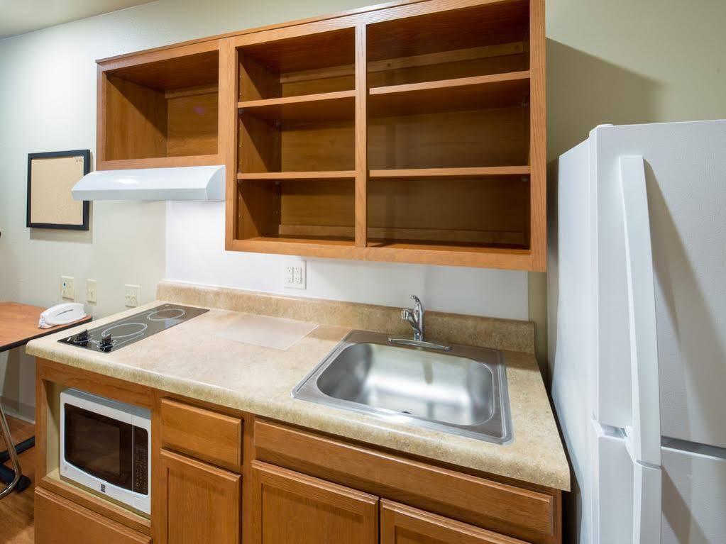 Woodspring Suites Мидланд Екстериор снимка