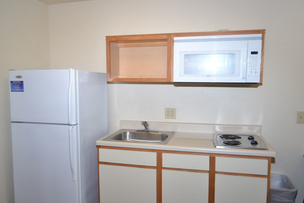 Woodspring Suites Мидланд Екстериор снимка
