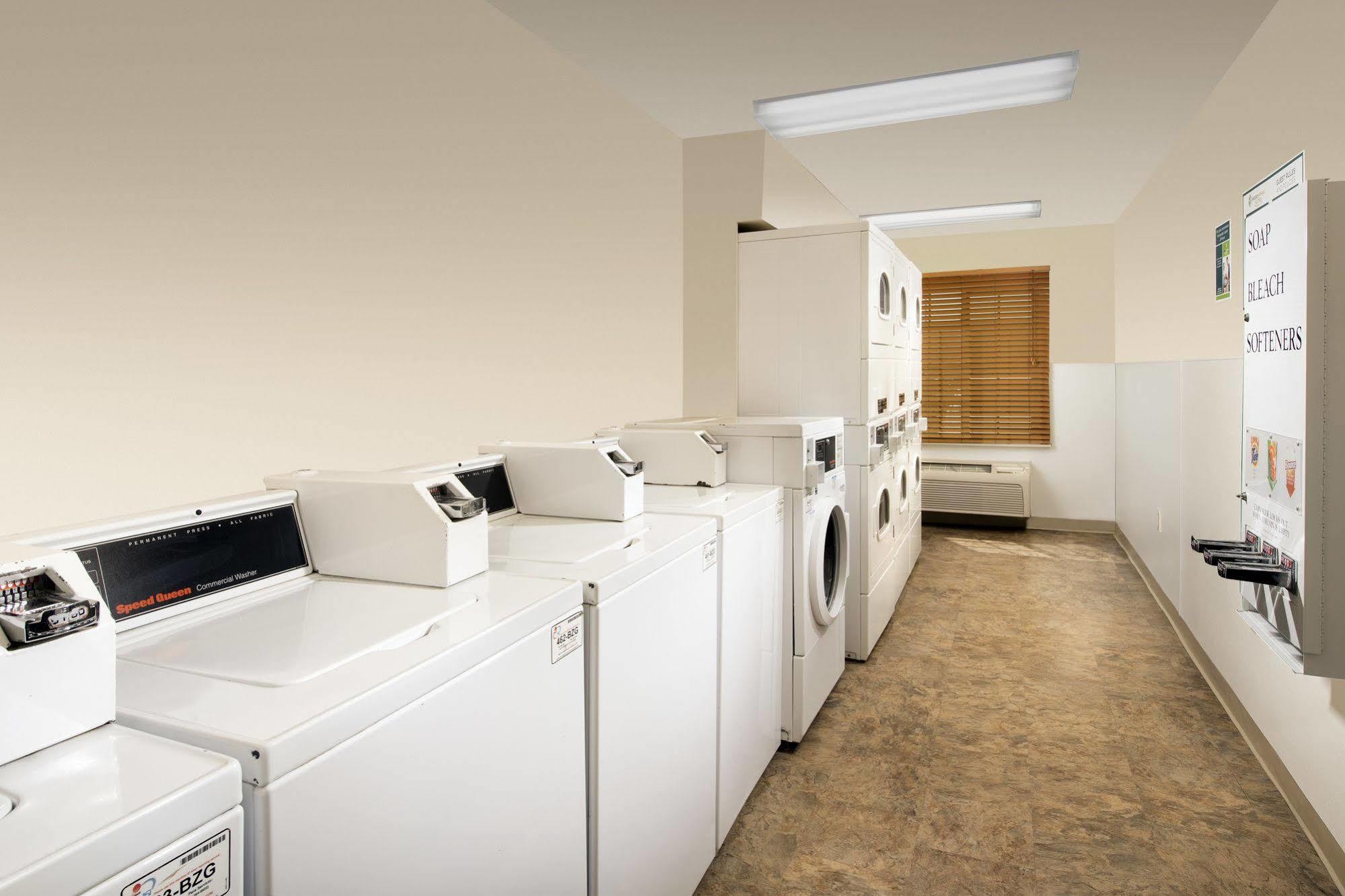 Woodspring Suites Мидланд Екстериор снимка