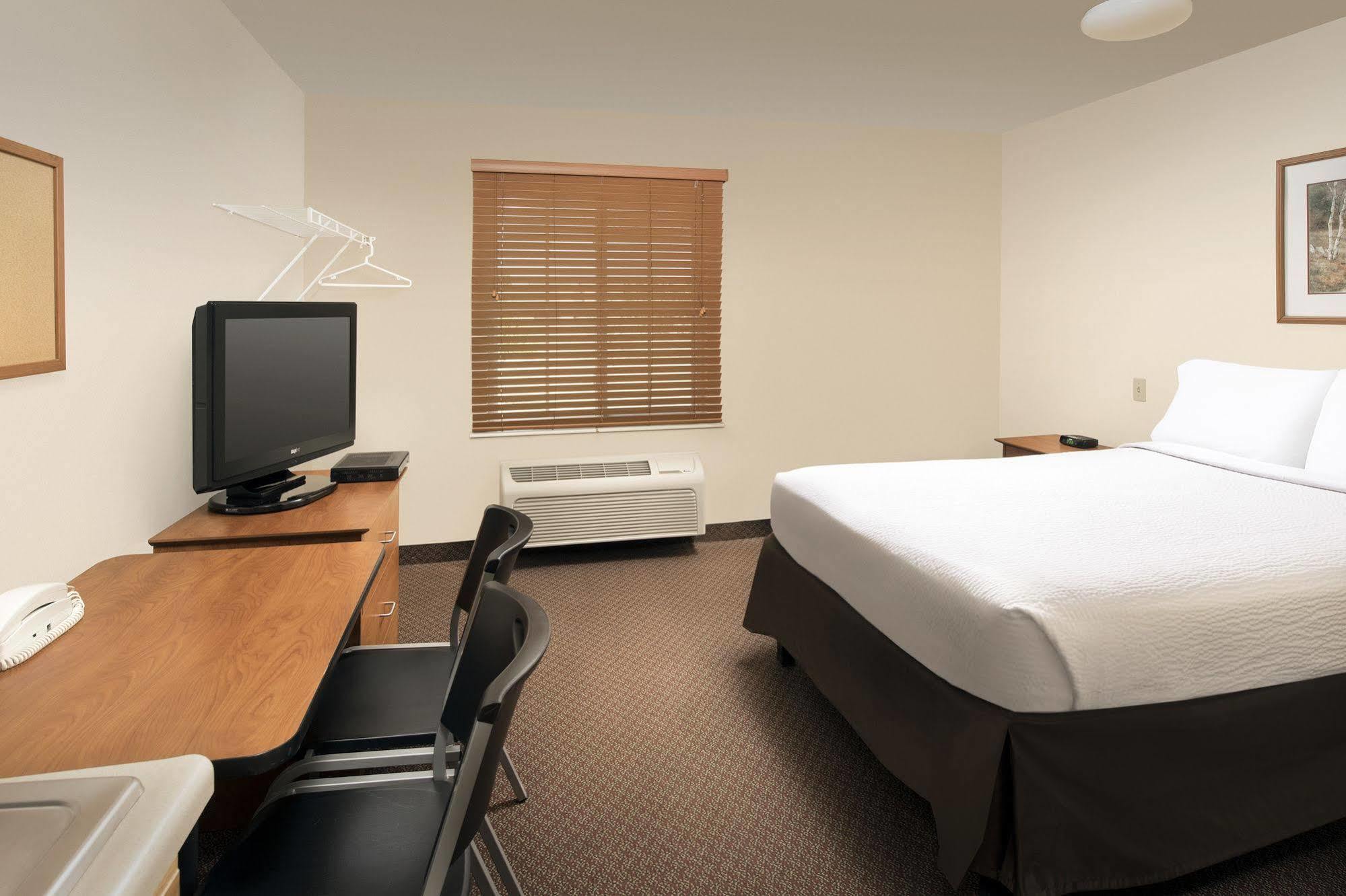 Woodspring Suites Мидланд Екстериор снимка