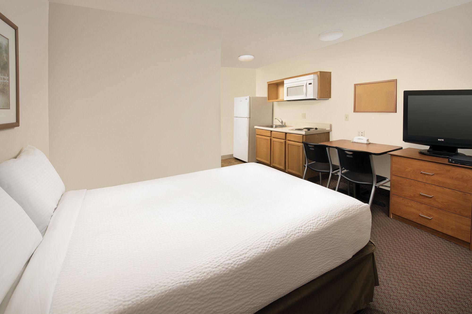 Woodspring Suites Мидланд Екстериор снимка